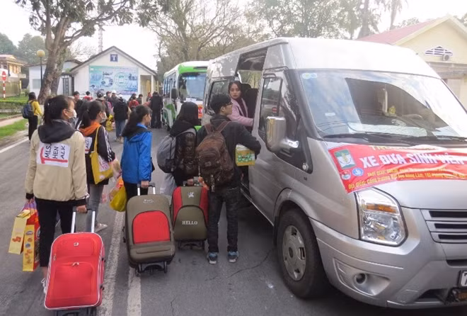 Sinh viên trường ĐH Nông lâm, ĐH Huế lên xe về quê đón Tết cùng gia đình.