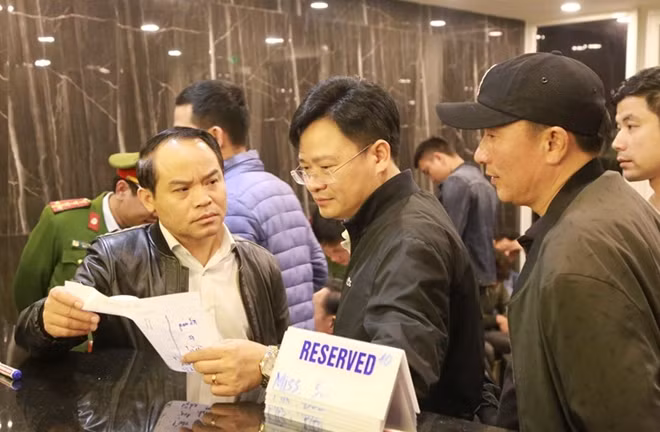 Đại tá Nguyễn Quốc Đoàn, Giám đốc Công an tỉnh Thừa Thiên- Huế (góc trái) trực tiếp chỉ đạo công tác kiểm tra tại quán bar Vegas.