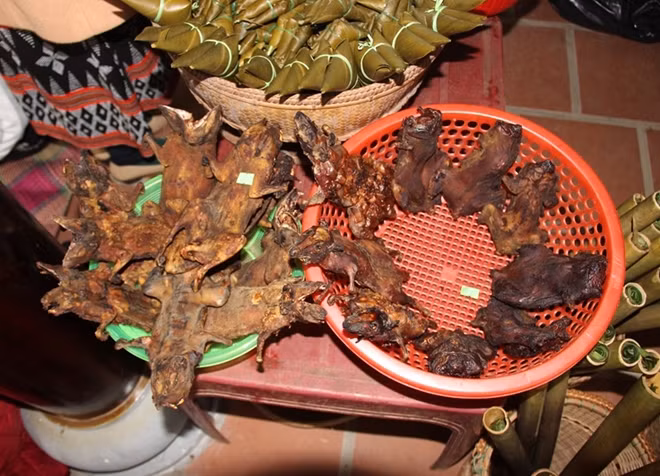 Nhiều mặt hàng là nông sản, sản vật, đặc sản địa phương A Lưới được trưng bày để mời chào du khách tại phiên chợ.
