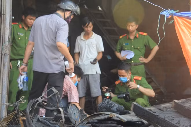 Cơ quan công an khám nghiệm hiện trường, điều tra nguyên nhân vụ cháy.