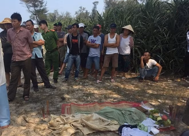Người dân địa phương theo dõi vụ việc tìm kiếm em Tr..
