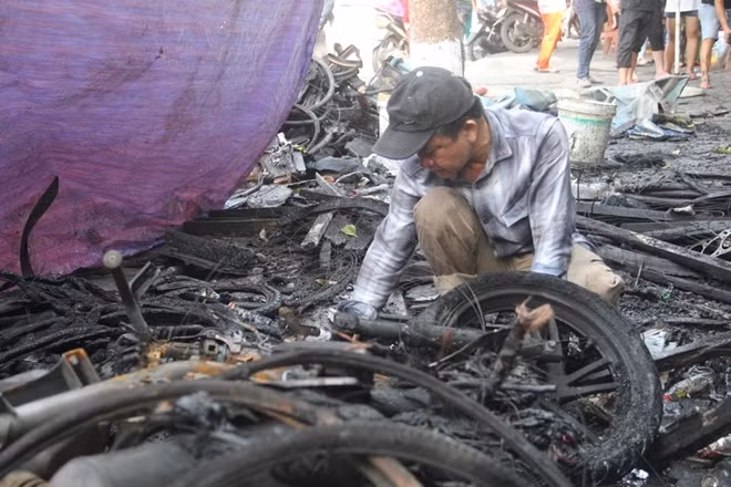 Xe máy điện, xe đạp điện bên trong cửa hàng đều bị ngọn lửa thiêu rụi.