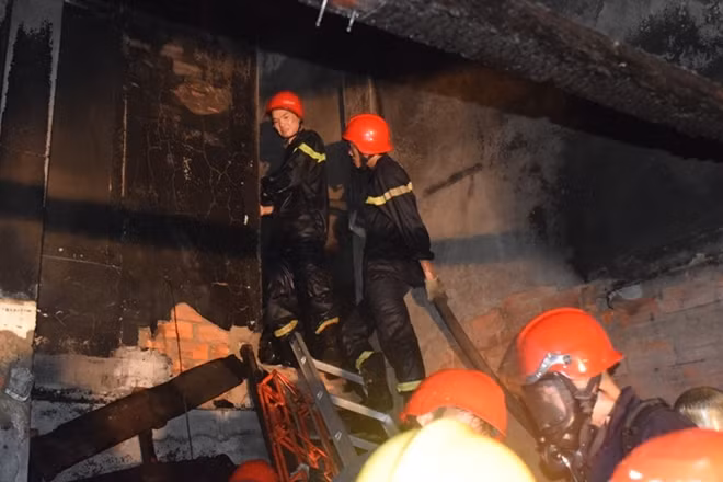 Lực lượng Cảnh sát PCCC và cứu nạn cứu hộ Công an tỉnh Thừa Thiên- Huế tiếp cận hiện trường vụ cháy, nỗ lực dập lửa.