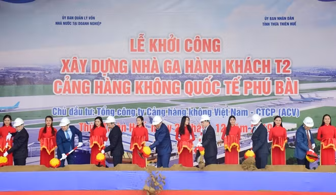 Các đại biểu dự lễ khởi công xây dựng nhà ga hành khách T2, Cảng HKQT Phú Bài.