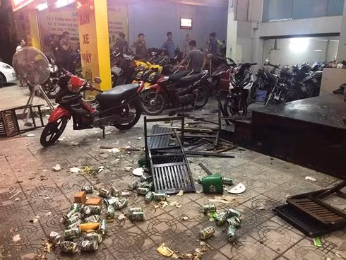 Nhiều đồ đạc, tài sản ở tiệm cầm đồ bị nhóm đối tượng đập phá. Nhiều đồ đạc, tài sản ở tiệm cầm đồ bị nhóm đối tượng đập phá.