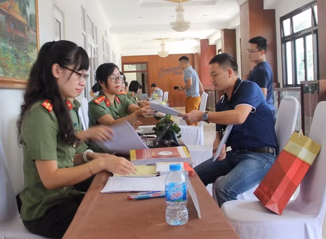 Trong sáng 8-9, nhiều đoàn đến từ Công an các tỉnh, địa phương ở xa đã có mặt tại TP Huế để làm thủ tục, nộp tác phẩm dự thi Liên hoan.
