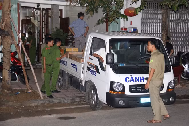 Cơ quan công an khám xét trụ sở doanh nghiệp Tuyết Liêm thu giữ nhiều tài liệu.