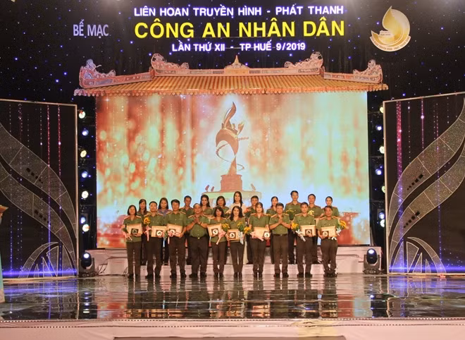 Đại diện lãnh đạo Cục truyền thông CAND và Công an tỉnh Thừa Thiên-Huế trao giải cho các Tác phẩm nghệ thuật và chương trình chuyên biệt theo format ANTV đoạt Huy chương Bạc.