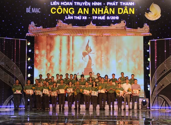 Đại tá Nguyễn Quang Vinh, Phó Cục trưởng Cục Truyền thông CAND, Phó Trưởng ban Thường trực BTC Liên hoan và Đại tá Phạm Bá Hậu, Phó Cục trưởng Cục Công tác Đảng và Công tác Chính trị trao giải cho các Tác phẩm báo chí Truyền hình đoạt Huy chương Bạc.