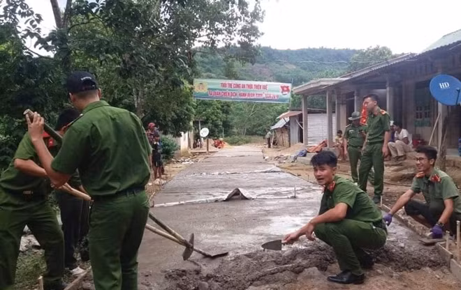 ĐVTN Công an tỉnh Thừa Thiên Huế làm đường bê tông cho người dân ở xã Hồng Thủy.