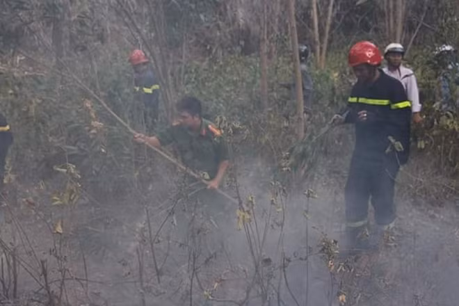 Cảnh sát PCCC, Công an cùng lực lượng tại chỗ tham gia chữa cháy cứu rừng.