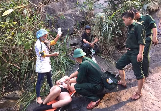 Du khách người Anh bị thương nặng do trượt ngã khỏi thác nước trên đèo Hải Vân được lực lượng BĐBP Lăng Cô ứng cứu kịp thời.