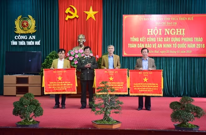 Thiếu tướng Lương Ngọc Dương, Phó Cục trưởng Cục Xây dựng Phong trào TDBVANTQ tặng cờ thi đua của Bộ Công an cho 3 tập thể có thành tích xuất sắc trong phong trào TDBVANTQ năm 2018.