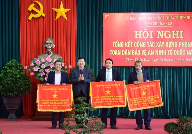 Ông Nguyễn Dung, Phó Chủ tịch UBND tỉnh Thừa Thiên- Huế, Trưởng Ban Chỉ đạo 138 tặng cờ thi đua của UBND tỉnh cho 3 tập thể có thành tích xuất sắc trong phong trào TDBVANTQ.