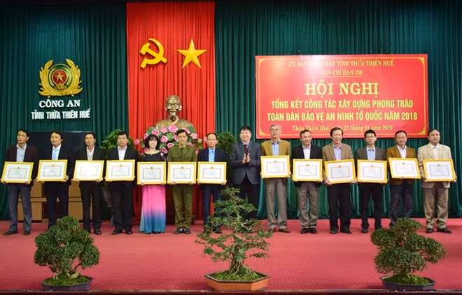Đại diện các tập thể, cá nhân nhận bằng khen của Bộ Công an về thành tích xuất sắc trong phong trào TDBVANTQ năm 2018.