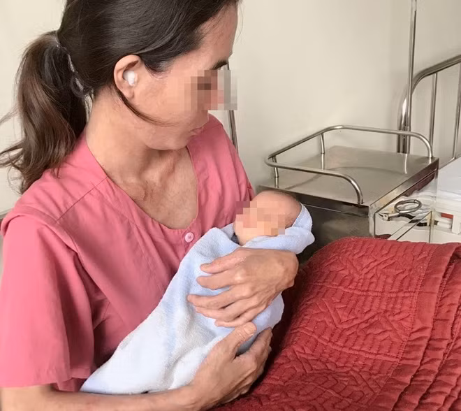 Mẹ con sản phụ H sau ca phẫu thuật.