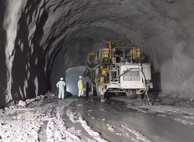 Các đơn vị thi công thực hiện mũi khoan cuối cùng đào thông hầm Hải Vân 2.
