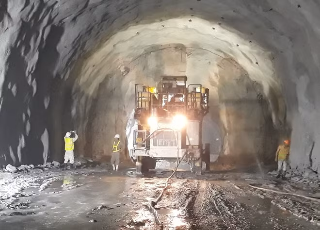 Giám sát công tác khoan gương cuối nổ mìn thông hầm.