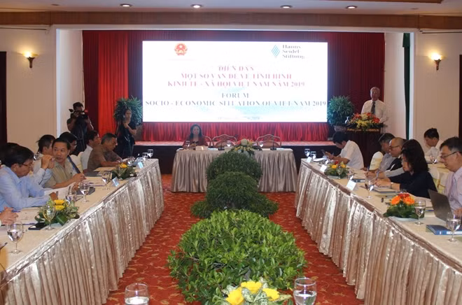 Các đại biểu tham dự diễn đàn “Một số vấn đề về tình hình kinh tế - xã hội Việt Nam năm 2019”.