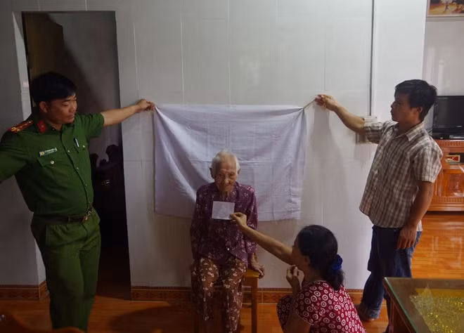 Lực lượng Công an huyện Quảng Điền về tận cơ sở giúp giải quyết thủ tục hành chính được người dân địa phương ghi nhận, đánh giá cao.
