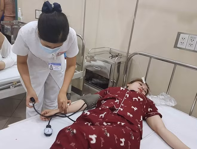 Các y bác sĩ tích cực cứu chữa bệnh nhân bị ngộ độc thực phẩm.