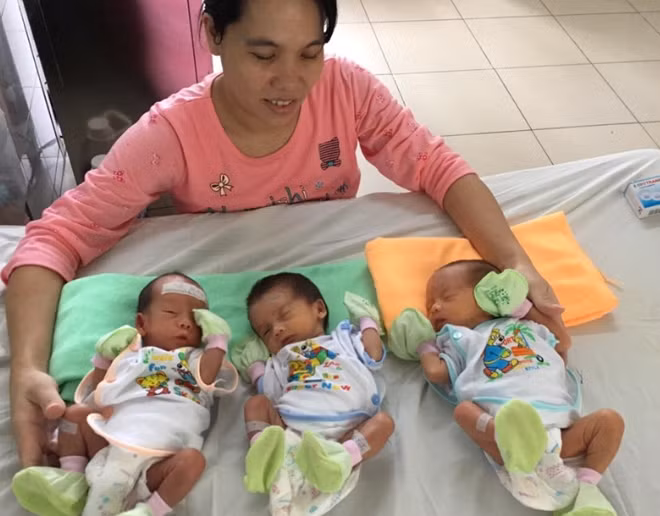 Sản phụ Trần Thị Lý bên 3 đứa trẻ vừa được các bác sĩ Bệnh viện T.Ư Huế giúp chị hạ sinh thành công.