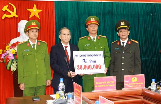 Chủ tịch UBND tỉnh Thừa Thiên- Huế Phan Ngọc Thọ khen thưởng ban chuyên án.