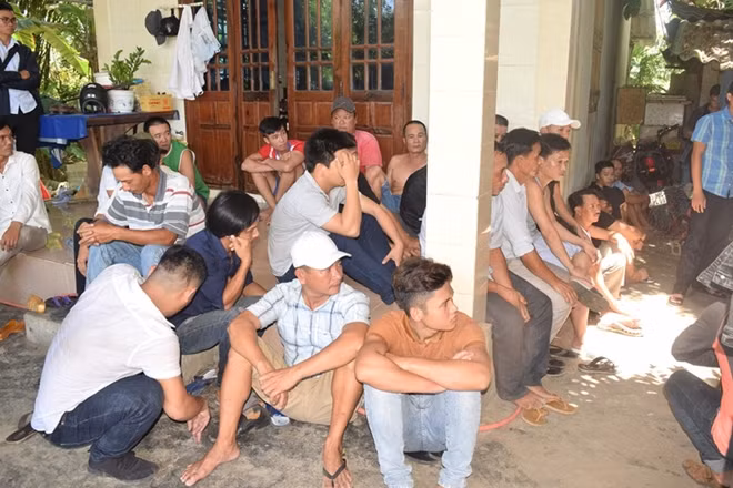 Nhóm đối tượng đánh bạc bằng hình thức đá gà bị bắt quả tang.