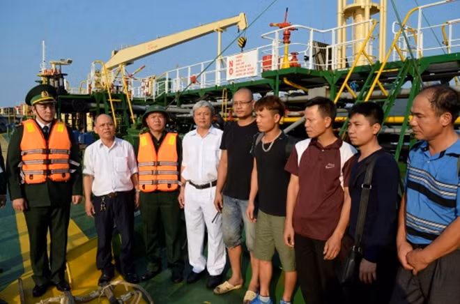 Các thuyền viên đi trên tàu hàng Đức Phát 66 gặp nạn được ứng cứu đưa vào đất liền an toàn. (Ảnh: Ngọc Bình).