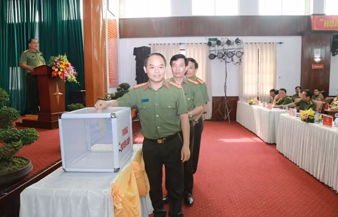 Lãnh đạo Công an 6 tỉnh Cụm thi đua số 5 quyên góp kinh phí xây nhà tình thương cho CBCS Công an.
