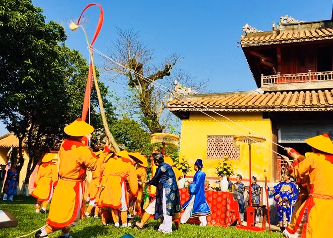 Đội lính tiến hành hạ nêu, báo hiệu kỳ nghỉ Tết kết thúc và năm mới làm việc bắt đầu.