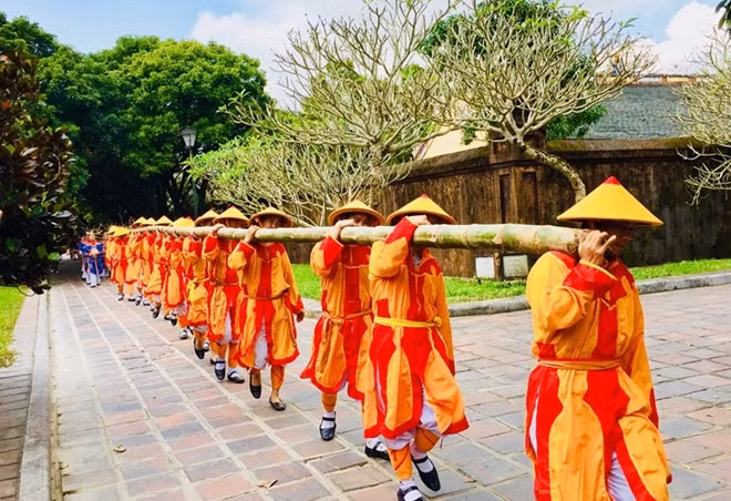 Sau nhiều ngày dựng nêu, treo ấn, cây nêu trước Thế Miếu, Đại Nội Huế đã được hạ xuống.
