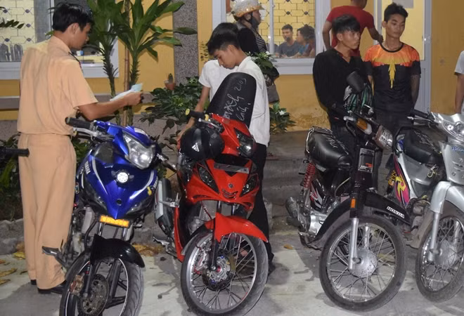 Bình quân mỗi đêm ra quân, CSGT Công an TP Huế bắt giữ hàng chục "quái xế".