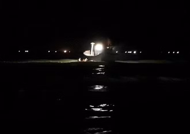 Lực lượng Đồn Biên phòng cửa khẩu Cảng Chân Mây tìm kiếm tung tích anh Sinh xuyên đêm.