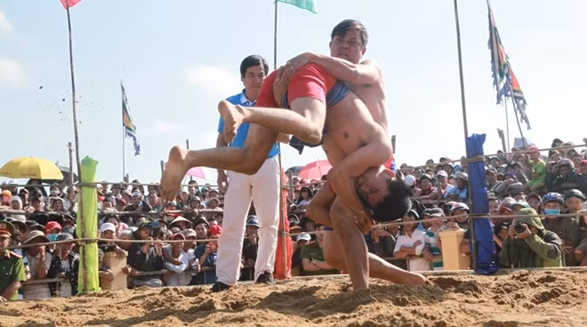 Hàng ngàn khán giả hò reo cổ vũ cho các đấu vật.