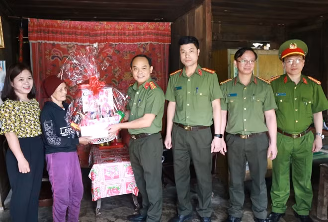 Đại tá Nguyễn Quốc Đoàn, Giám đốc Công an tỉnh Thừa Thiên Huế tặng quà gia đình chính sách ở huyện Nam Đông.