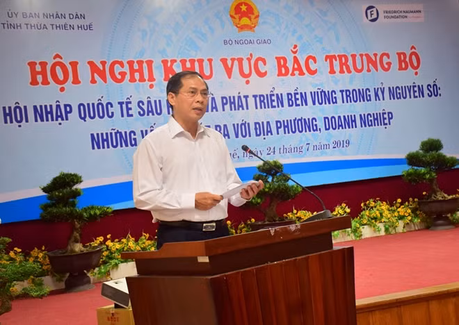 Ủy viên Trung ương Đảng, Thứ trưởng Thường trực Bộ Ngoại giao Bùi Thanh Sơn phát biểu tại hội nghị.