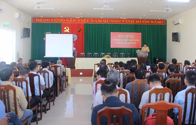 Đại diện doanh nghiệp kinh doanh vận tải, tài xế tham gia hội nghị tuyên truyền về Luật Giao thông đường bộ.