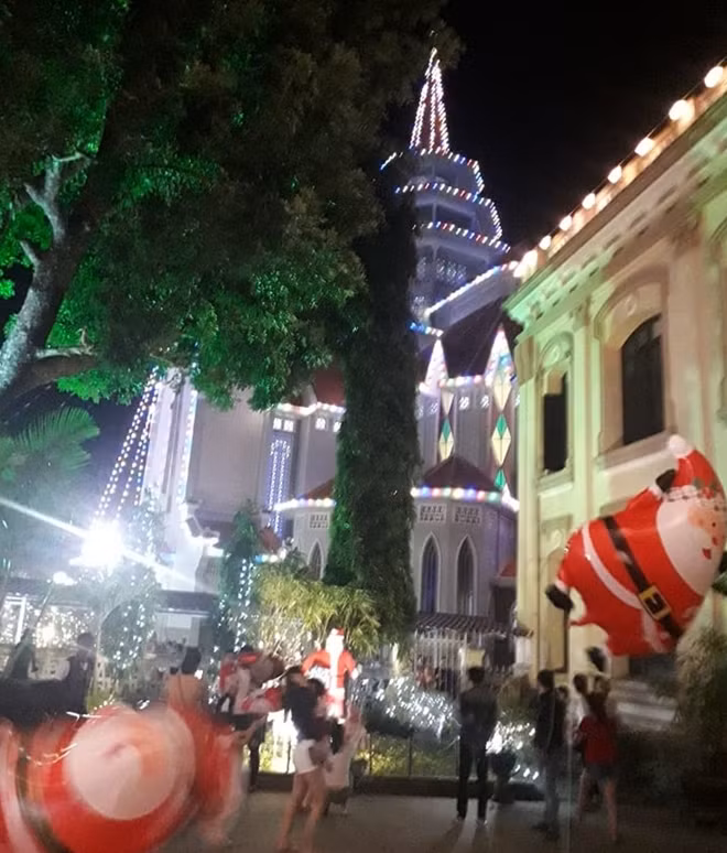 Không khí Giáng sinh tràn ngập trên nhiều tuyến đường trung tâm TP Huế.