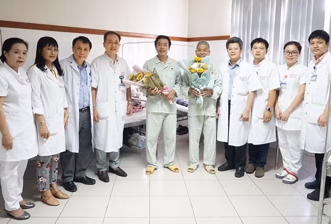 GS. TS Phạm Như Hiệp, Giám đốc Bệnh viện T.Ư Huế cùng các bác sĩ Trung tâm Mắt tặng hoa chúc mừng 2 bệnh nhân được ghép giác mạc thành công.