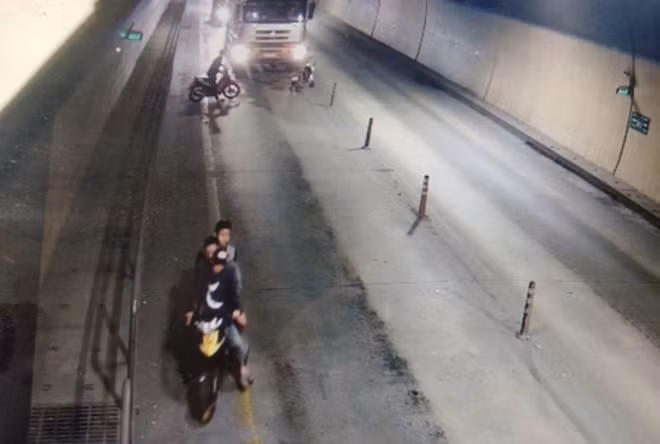 Hình ảnh nhóm đối tượng chặn xe tải trong hầm Phước Tượng được camera ghi lại.