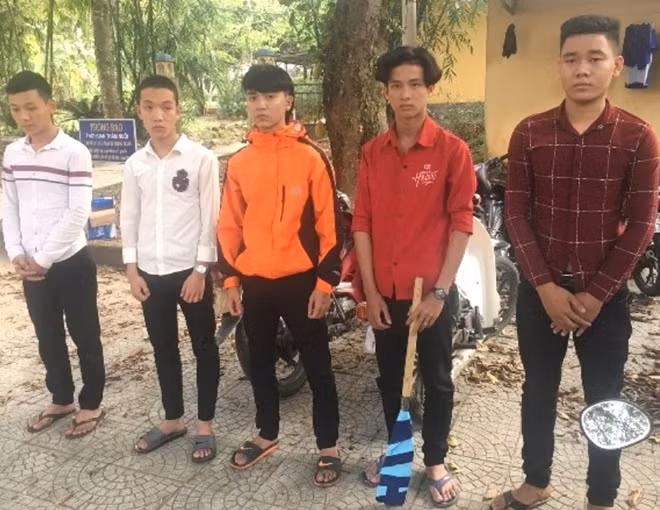 Nhóm 5 đối tượng gồm Anh, Quốc, Thắng, Long, Quyền dùng hung khí chặn xe tải trong hầm Phước Tượng.