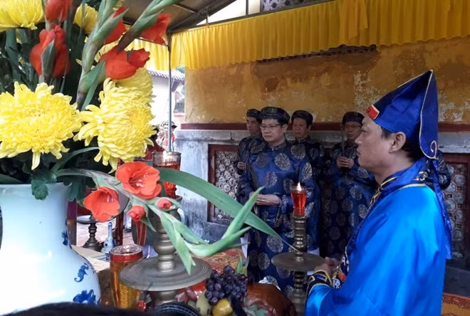 Ông Phan Thanh Hải, Giám đốc Trung tâm BTDT Cố đô Huế làm chủ lễ.