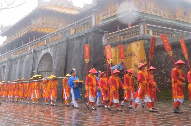 Đội lính tiến hành lễ rước nêu qua nhiều tuyến đường bên trong Đại Nội Huế.