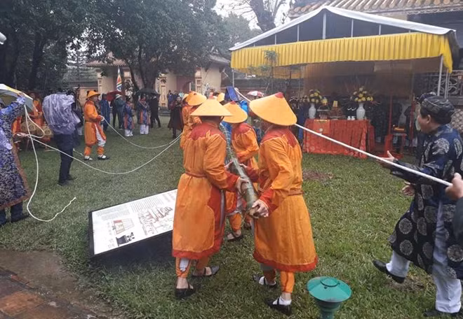 Đội lính bắt đầu dựng nêu.
