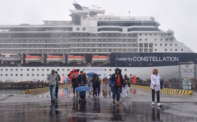 Những du khách quốc tế đầu tiên đi trên chuyến tàu Celebrity Constellation cập cảng Chân Mây.