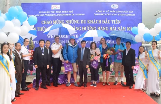Lãnh đạo Sở Du lịch tỉnh Thừa Thiên- Huế và các đơn vị tặng hoa, quà lưu niệm cho những du khách đầu tiên đến Huế bằng đường biển.