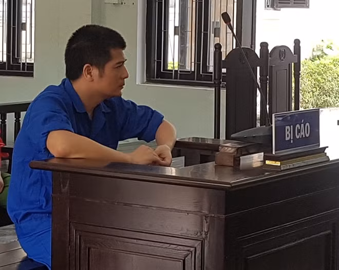 Bị cáo Vũ Hồng Hà dùng thẻ kiểm tra thị trường để lừa đảo nhiều người, chiếm đoạt hơn 900 triệu đồng.