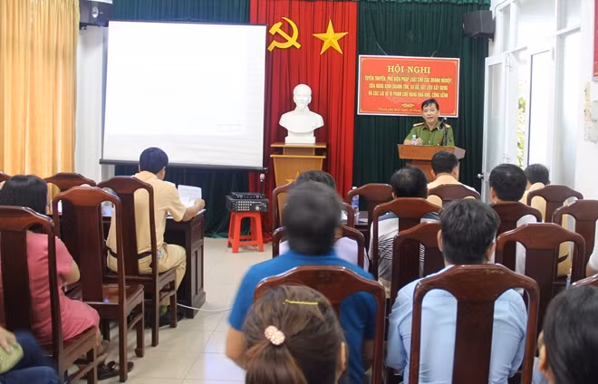 Thượng tá Lê Viết Phương, Phó Trưởng Công an TP Huế tuyên truyền, nhắc nhở các doanh nghiệp, chủ cửa hàng, lái xe chấp hành Luật Giao thông đường bộ.