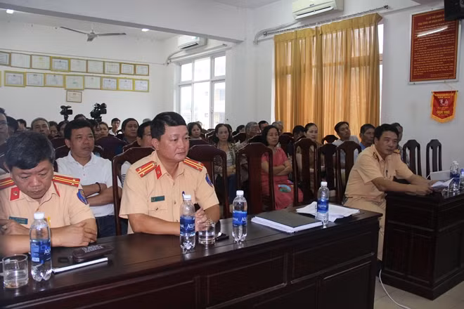 Đại diện các doanh nghiệp, chủ cửa hàng kinh doanh tôn, xà gồ, vật liệu xây dựng và các lái xe tham dự hội nghị tuyên truyền.